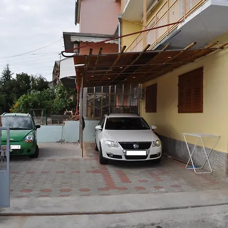 Porreni Daire *